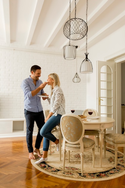 Jeune couple, manger pizza