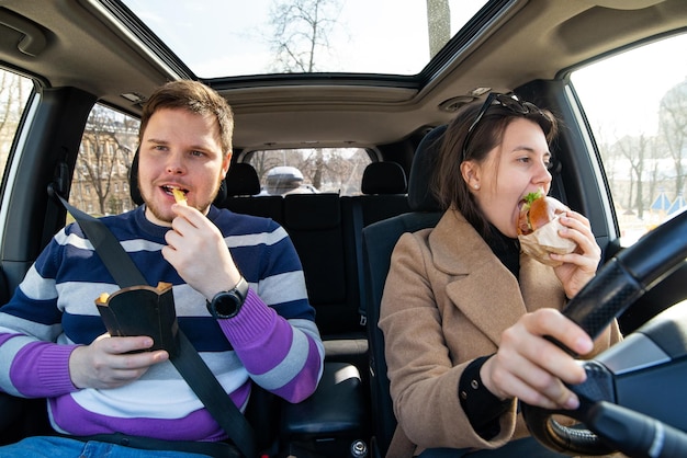 jeune couple, manger, restauration rapide, dans voiture