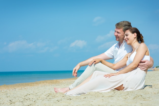 Jeune couple marchant au bord de la mer