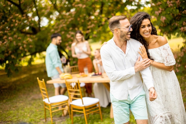 Jeune couple marchant dans le jardin