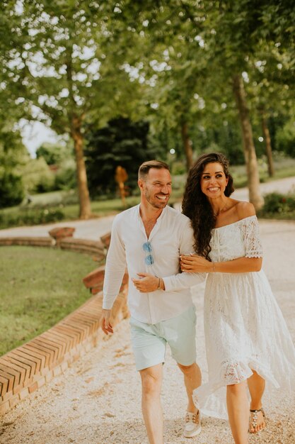 Jeune couple marchant dans le parc