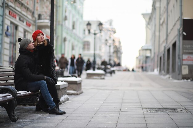 Jeune couple marchant dans la ville d'hiver