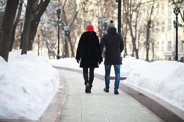 Jeune couple marchant dans la ville d'hiver