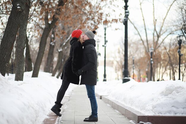 Jeune couple marchant dans la ville d'hiver