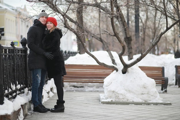 Jeune couple marchant dans la ville d'hiver