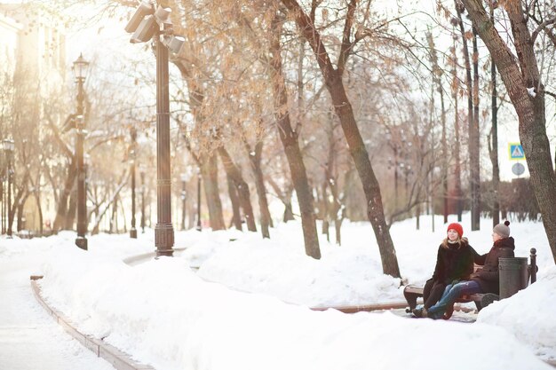 Jeune couple marchant dans la ville d'hiver