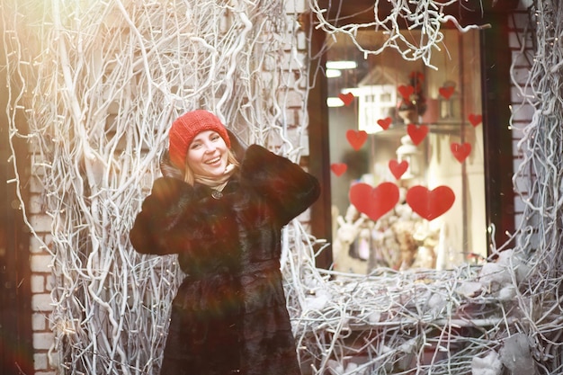 Jeune couple marchant dans la ville d'hiver