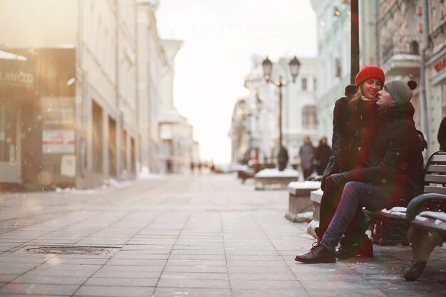 Jeune couple marchant dans la ville d'hiver