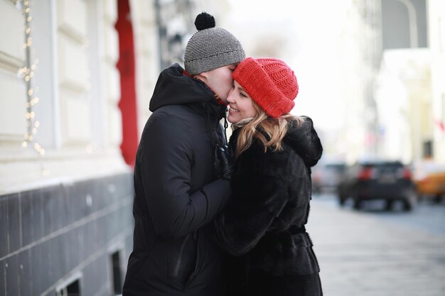 Jeune couple marchant dans la ville d'hiver