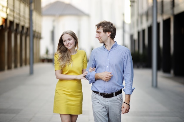 Jeune couple marchant ensemble dans une ville