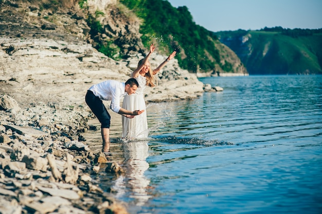 Jeune couple marchant sur la plage de sable