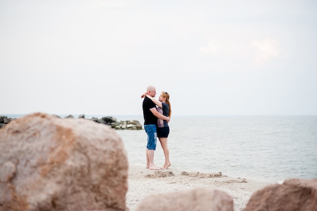 jeune couple marche dans la mer