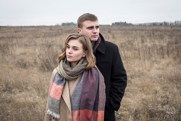 Jeune, couple, marche, hiver, campagne, froid, sombre, jour, debout