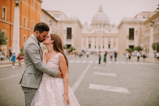 Jeune couple de mariage de la cathédrale Saint-Pierre au Vatican