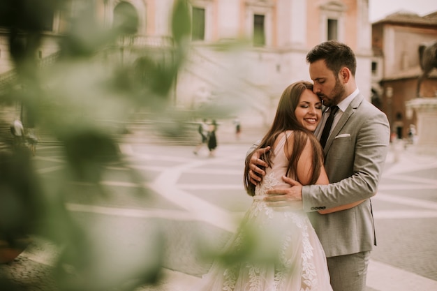 Jeune couple de mariage sur la colline du Capitole à Rome