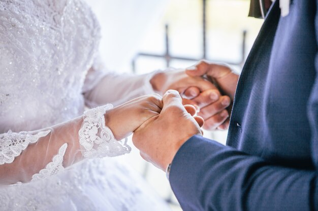 Jeune couple de mariage main dans la main