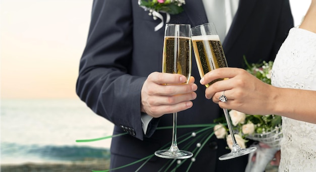 Jeune couple de mariage mariée et le marié tenant des verres de champagne