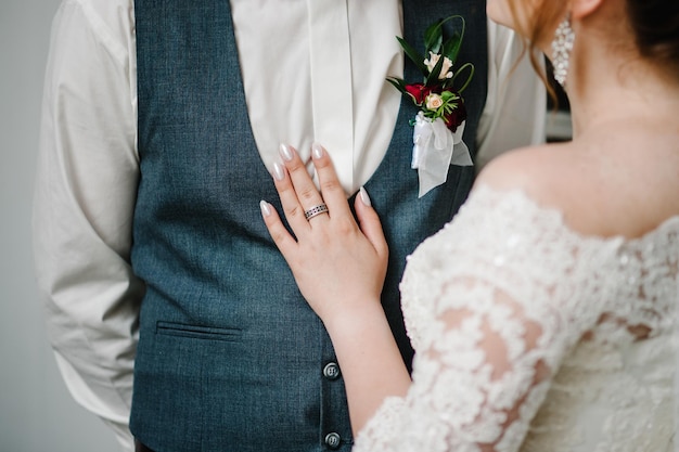 Jeune couple marié sur la cérémonie de mariage Bague de fiançailles