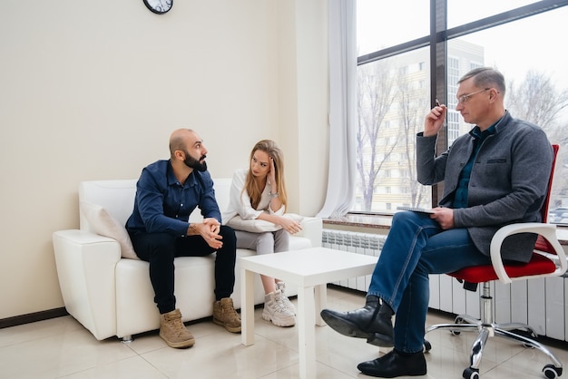 Un jeune couple marié d'hommes et de femmes parle à un psychologue lors d'une séance de thérapie. Psychologie.