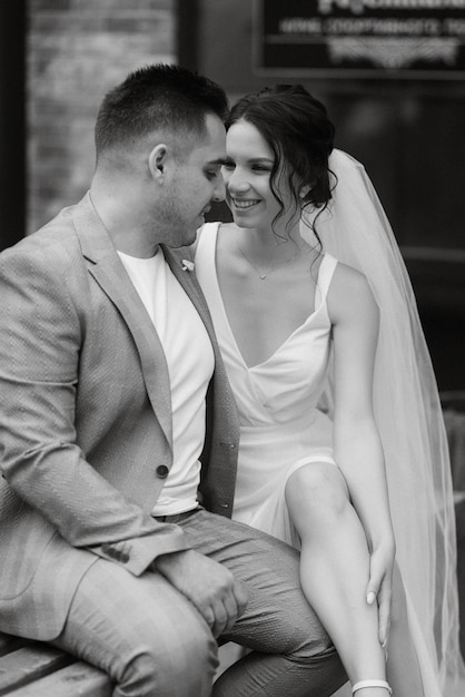 Jeune couple le marié et la mariée en promenade