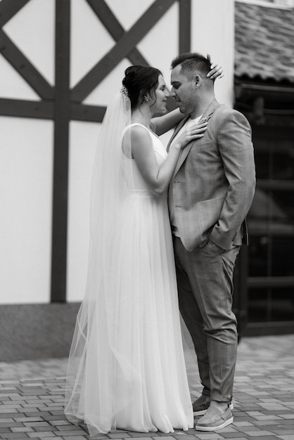 Jeune couple le marié et la mariée en promenade