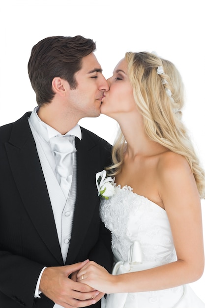 Jeune couple marié posant embrasser les uns les autres