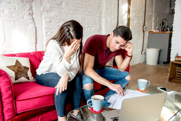 Jeune couple marié avec des problèmes financiers et un stress émotionnel