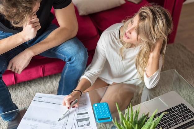 Photo jeune couple marié avec des problèmes financiers