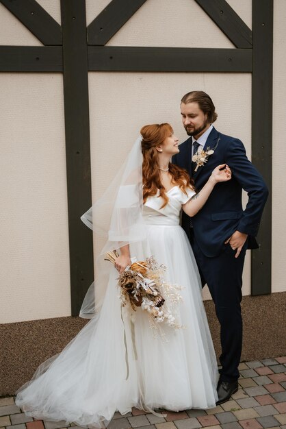 jeune couple, mariée marié, dans, a, robe blanche