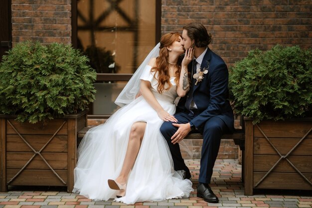 jeune couple, mariée marié, dans, a, robe blanche