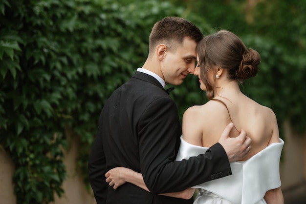 Jeune couple mariée et le marié dans une robe courte blanche