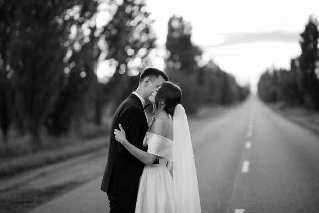 Jeune couple mariée et le marié dans une robe courte blanche