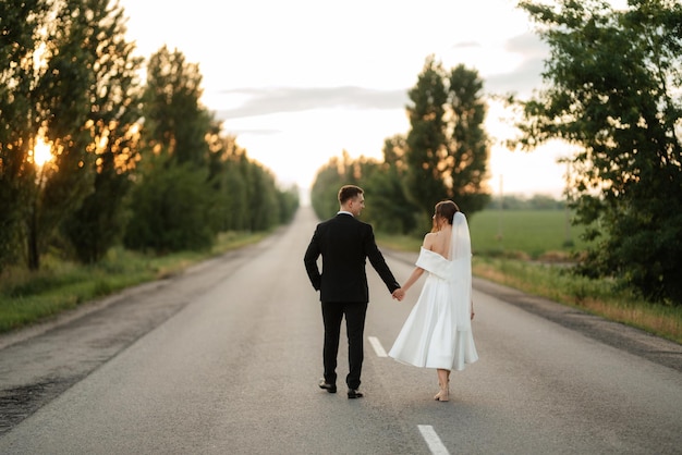 Jeune couple mariée et le marié dans une robe courte blanche