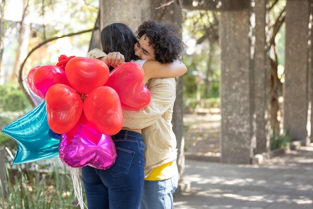 Jeune couple mexicain étreignant le 14 février de la saint-valentin