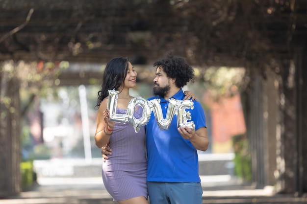 Jeune couple mexicain tenant un ballon d'amour