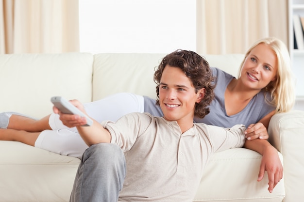 Jeune couple mignon, regarder la télévision