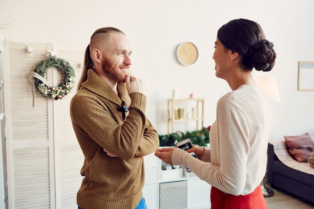 Jeune couple moderne discutant à la fête