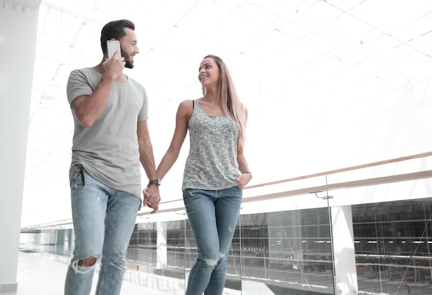 Un jeune couple moderne passe son temps libre ensemble