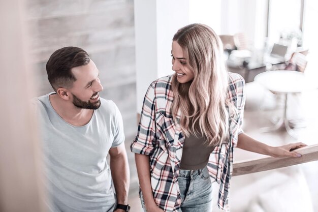 Un jeune couple a monté les escaliers de leur nouvel appartement