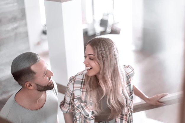 Un jeune couple a monté les escaliers de leur nouvel appartement