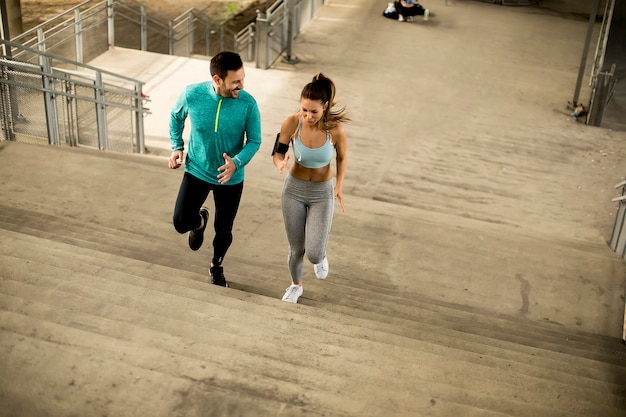 Jeune couple, monter, escalier