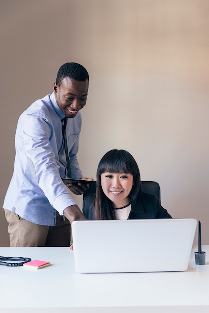 Jeune couple multiethnique travaillant au bureau.