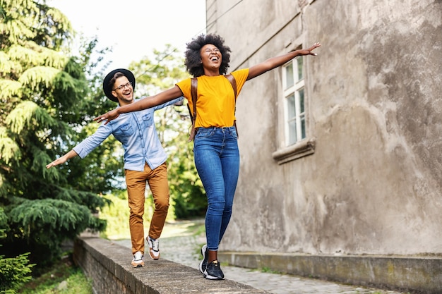 Jeune couple multiracial attrayant s'amusant à l'extérieur.