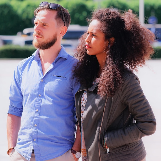 Photo jeune couple multiracial avec une fille arabe et un néerlandais qui ont l'air sérieux dans le cadre du concept d'amitié et de convivialité de la diversité