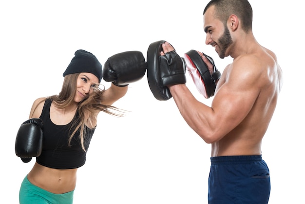 Jeune couple musclé dans des gants avec un torse nu boxe isolé sur fond blanc