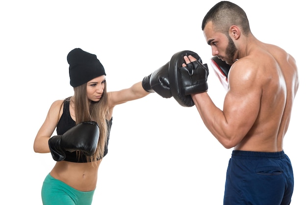 Jeune couple musclé dans des gants avec un torse nu boxe isolé sur fond blanc