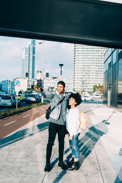 Jeune couple noir dans la ville