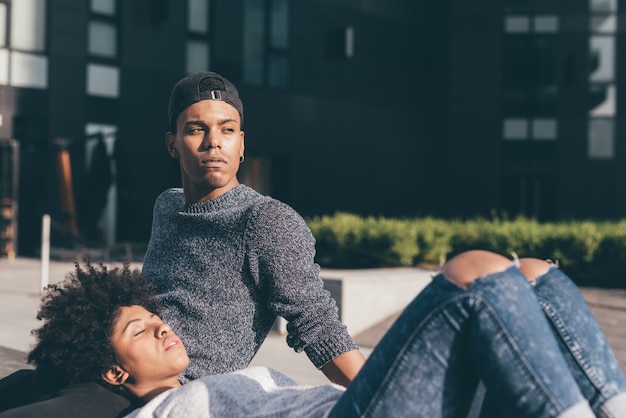 Jeune couple noir dans la ville