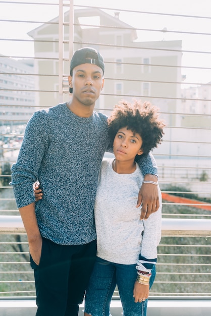 Jeune couple noir posant devant la caméra