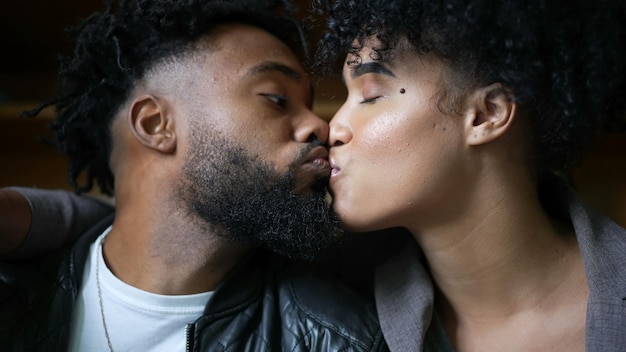 Photo un jeune couple noir s'embrassant passionnément